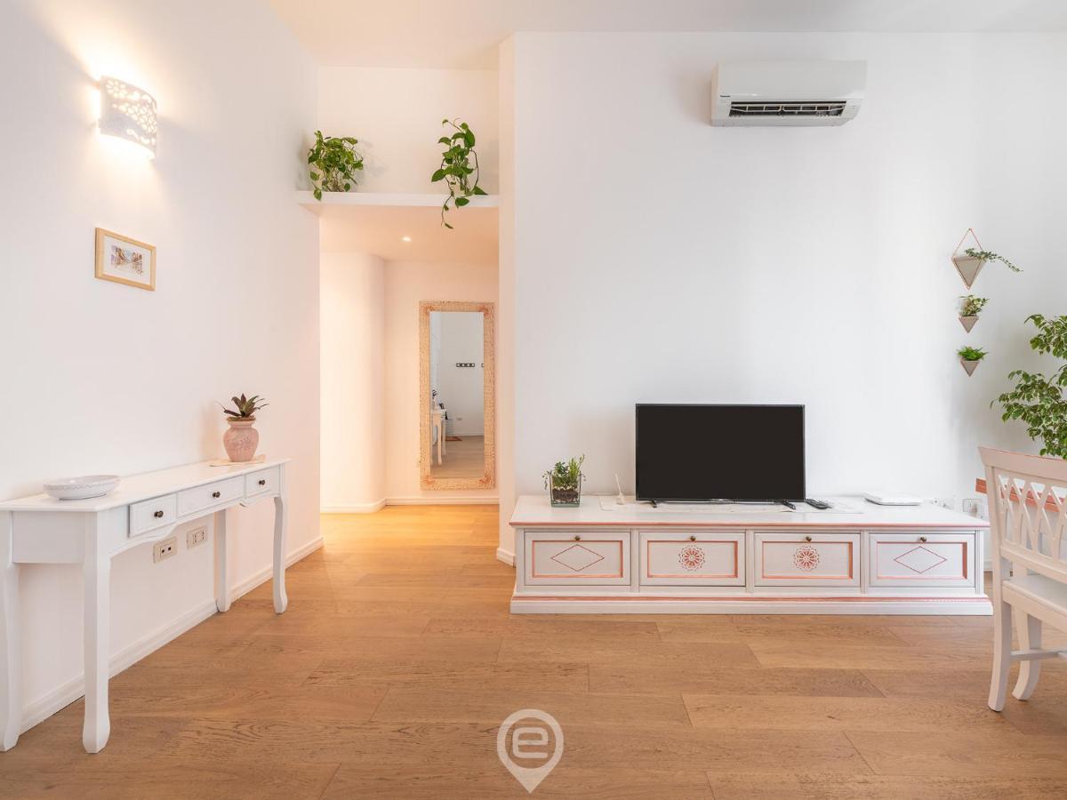 La Finestra Sul Corso Apartment Каляри Екстериор снимка